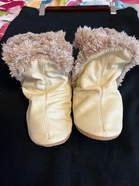 Robeez Cream Leather Baby Booties with Tan Faux-Fur Cuff